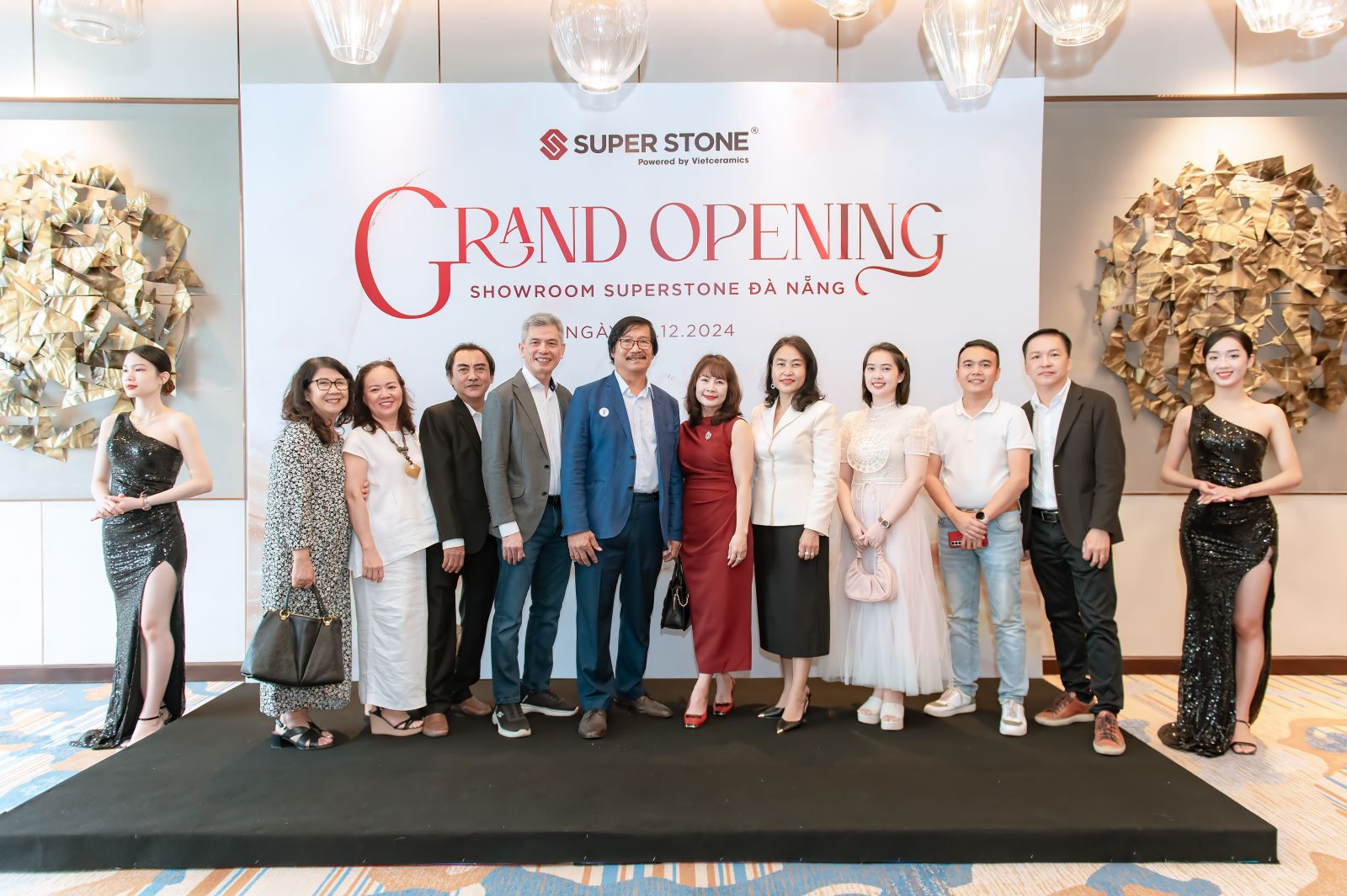 Ban Lãnh đạo Super Stone và các đối tác đại lý tham dự tiệc khai trương ở khách sạn Hilton Đà Nẵng